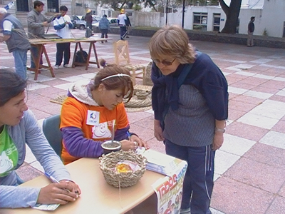 mesa con p&uacute;blico