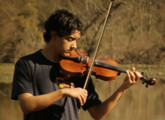 Joven tocando el violín