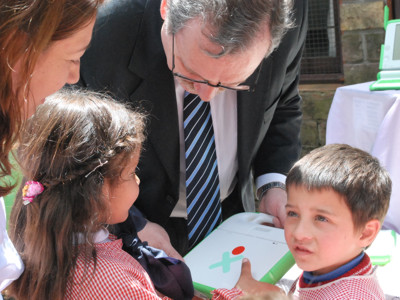 Ehrlich entrega computadoras a niños