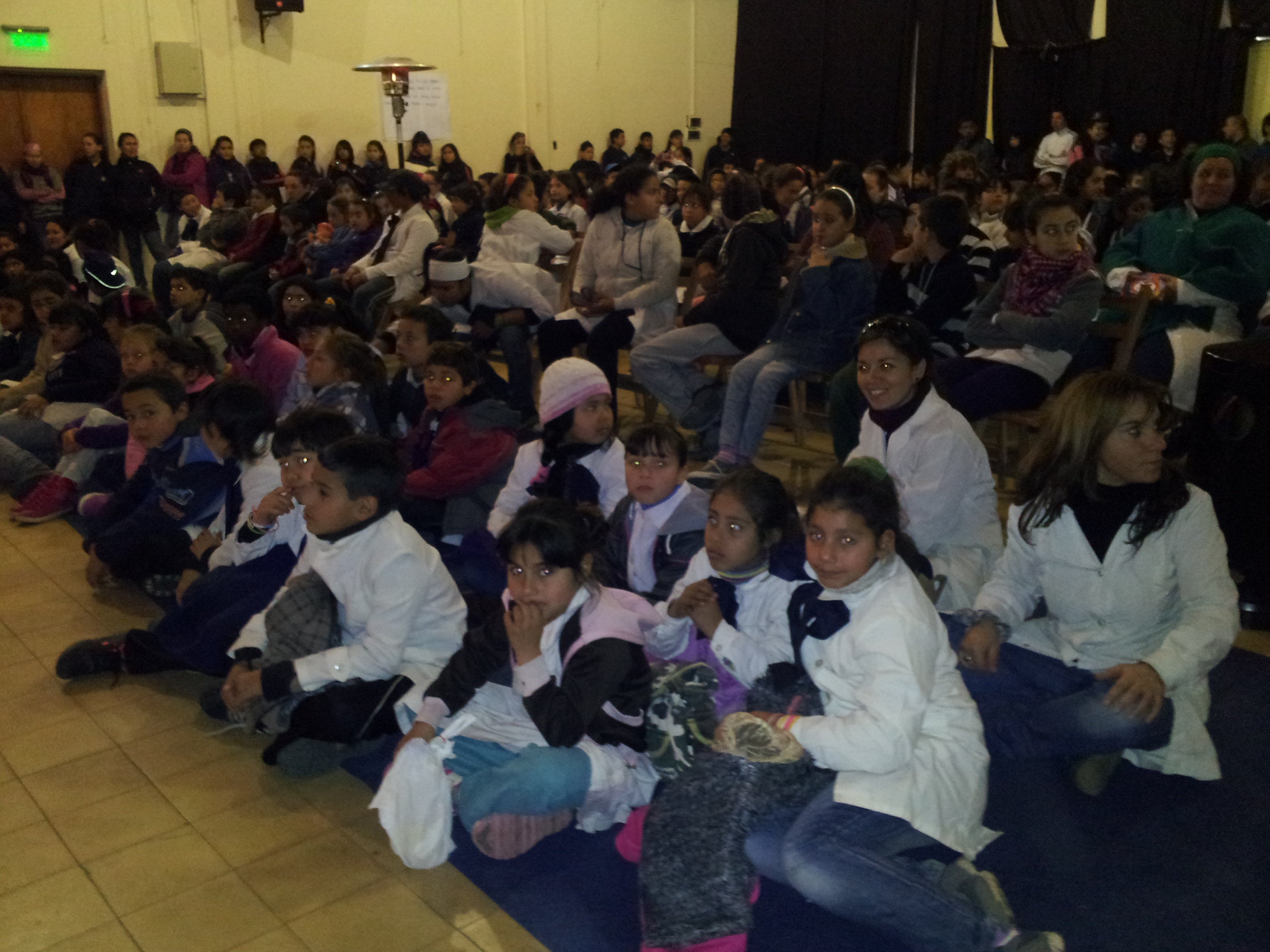 Niños asistentes a la obra de teatro en Espacio Cultural Proyector
