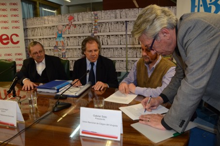 Liscano firmando