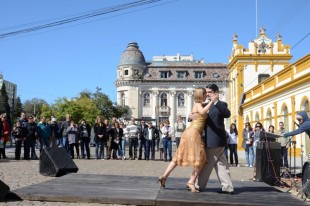pareja de tango bailando en ciudad de Pelotas