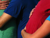 Personas abrazándose
