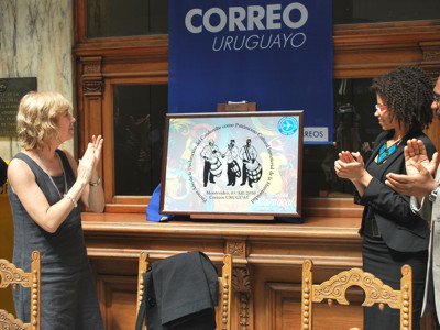 Simon y Moreira descubren el sello conmemorativo