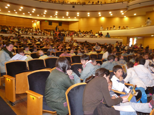 Niños en auditorio