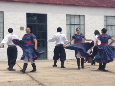 J&oacute;venes bailando una danza tradicional