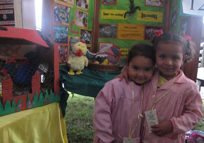 Ni&ntilde;as de jardinera en la muestra de su clase