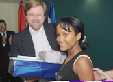 garibaldi entregando premios