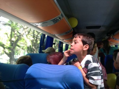 Un Pueblo al Solís Niño comiéndose las uñas