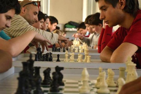 Gente jugando al ajedrez