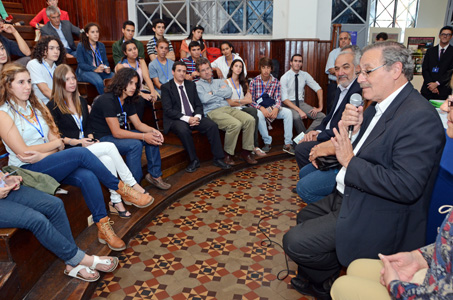 Lanzamiento con autoridades