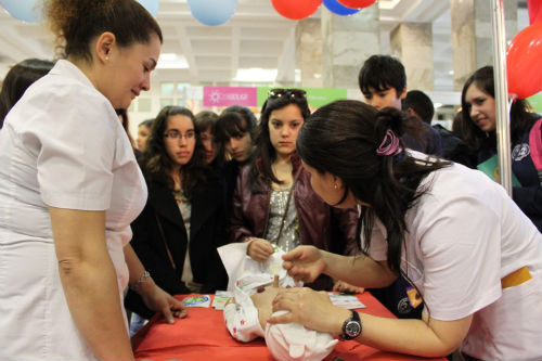 J&oacute;venes en la feria de expoeduca