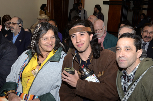 Grupo de originarios presentes en la charla