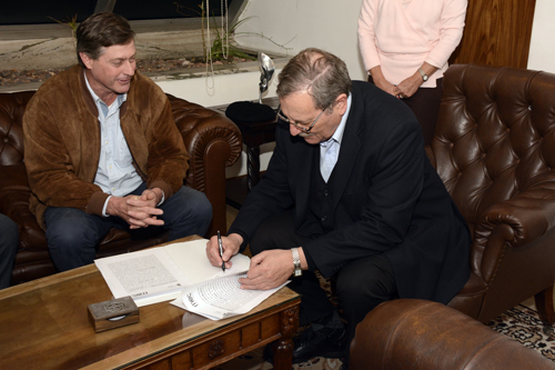 Ricardo Ehrlich y Guillermo Besozzi firmando el acuerdo