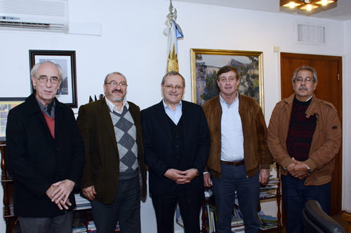 Autoridades en la firma del acuerdo