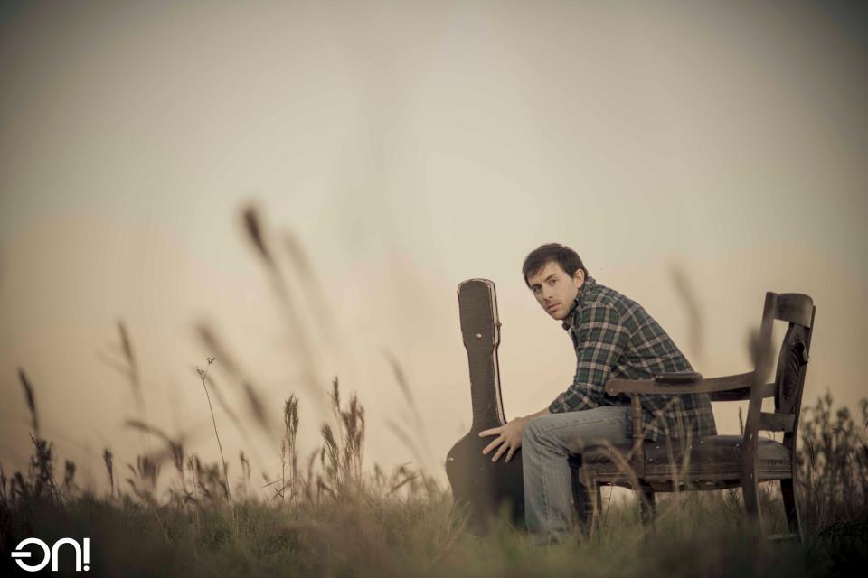 Foto de Nacho Toso sentado en un campo