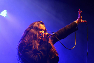 mujer cantante
