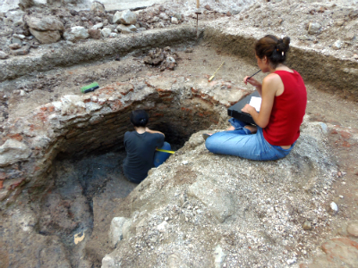 Arqueólogas excavando el pozo