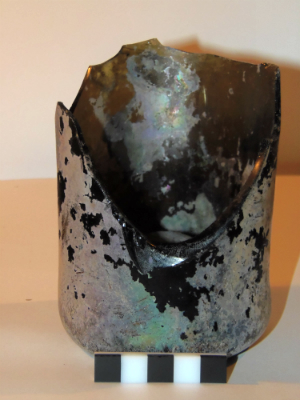 Fragmento de botella encontrado en la excavación