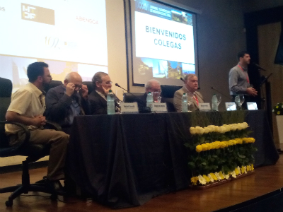 Autoridades en la mesa de apertura