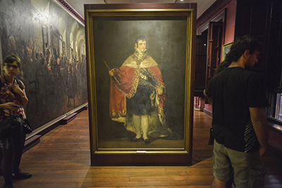 Cuadro de Rivera rodeado por personas