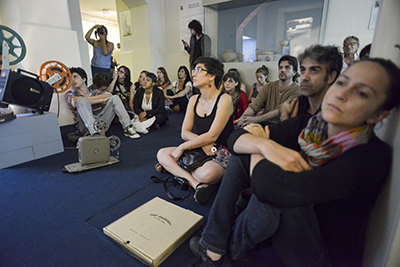 Personas viendo proyecciones en el palacio Taranco (museo de Artes Decorativas)