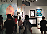 Gente mirando ilustraciones en el CCE