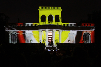 Vista del video mapping en la fachada del museo Blanes