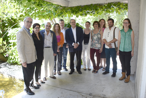 Foto grupal de autoridades y personal del museo