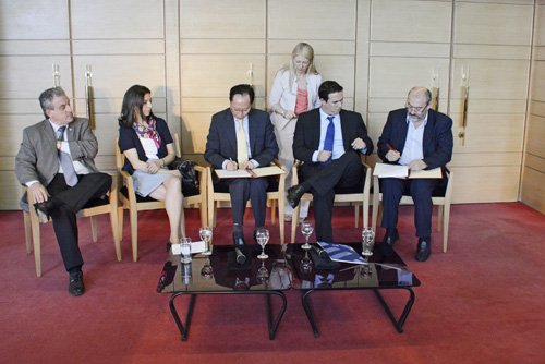 Autoridades en entrega de material al Sodre