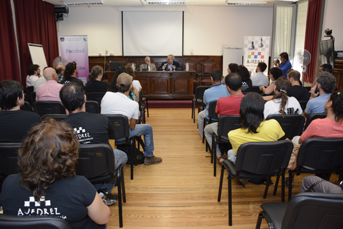 Autoridades y público