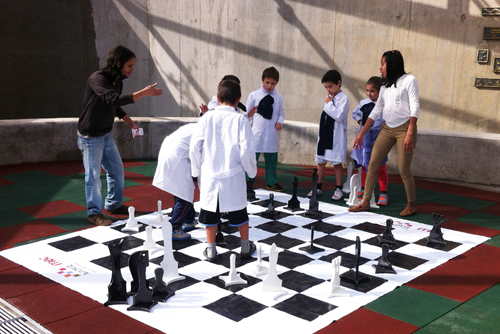 niños en ajedrez gigante