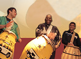 Varios hombres tocando tambores