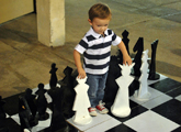 Niño con ajedrez gigante