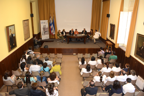Sala de actos del Maciel: mesa de autoridades y público en general