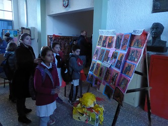 niños y padres mirando la exposición