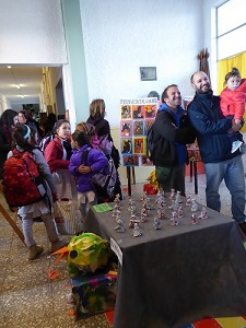 padres y niños mirando el arte de los niños