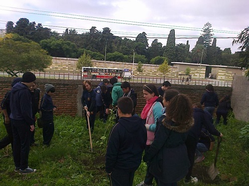 Jóvenes en tareas de huerta