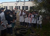 Alumnos liceo y escuela trabajando en huerta
