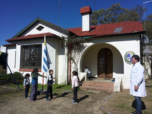 escuela con ninios 