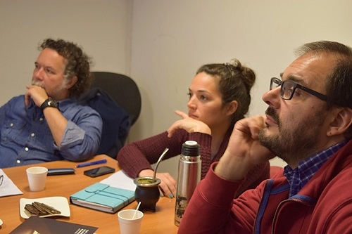 personas mirando fijamente hac&iacute;a un punto  