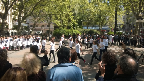 Intervenciòn artística de escolares en la plaza Libertad
